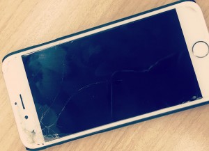 スマホの画面、割れたまま使っていると運気が下がるってホント？