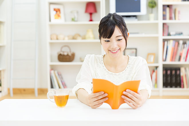 活躍している女性の本を読む