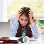 仕事を理由に恋をしない女にひざ蹴り！恋愛も仕事と思って両立させよ！