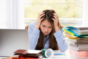 仕事を理由に恋をしない女にひざ蹴り！恋愛も仕事と思って両立させよ！