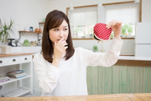 「自分磨きで貯金がない！」結婚資金を貯められない、ボンビー女に足払い！
