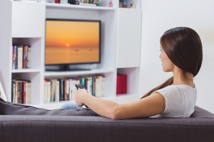 だらだら見るより有意義！？働く女性によく効くテレビの見方
