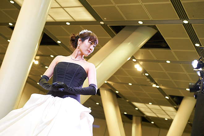 バイカラーのウェディングドレスを着たモデル
