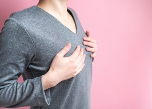 コンプレックスで消極的になるな！ 貧乳に悩む女子へボディブロー！