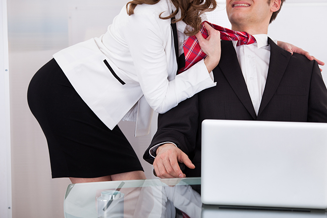 お局様が新人社員とイイ感じに