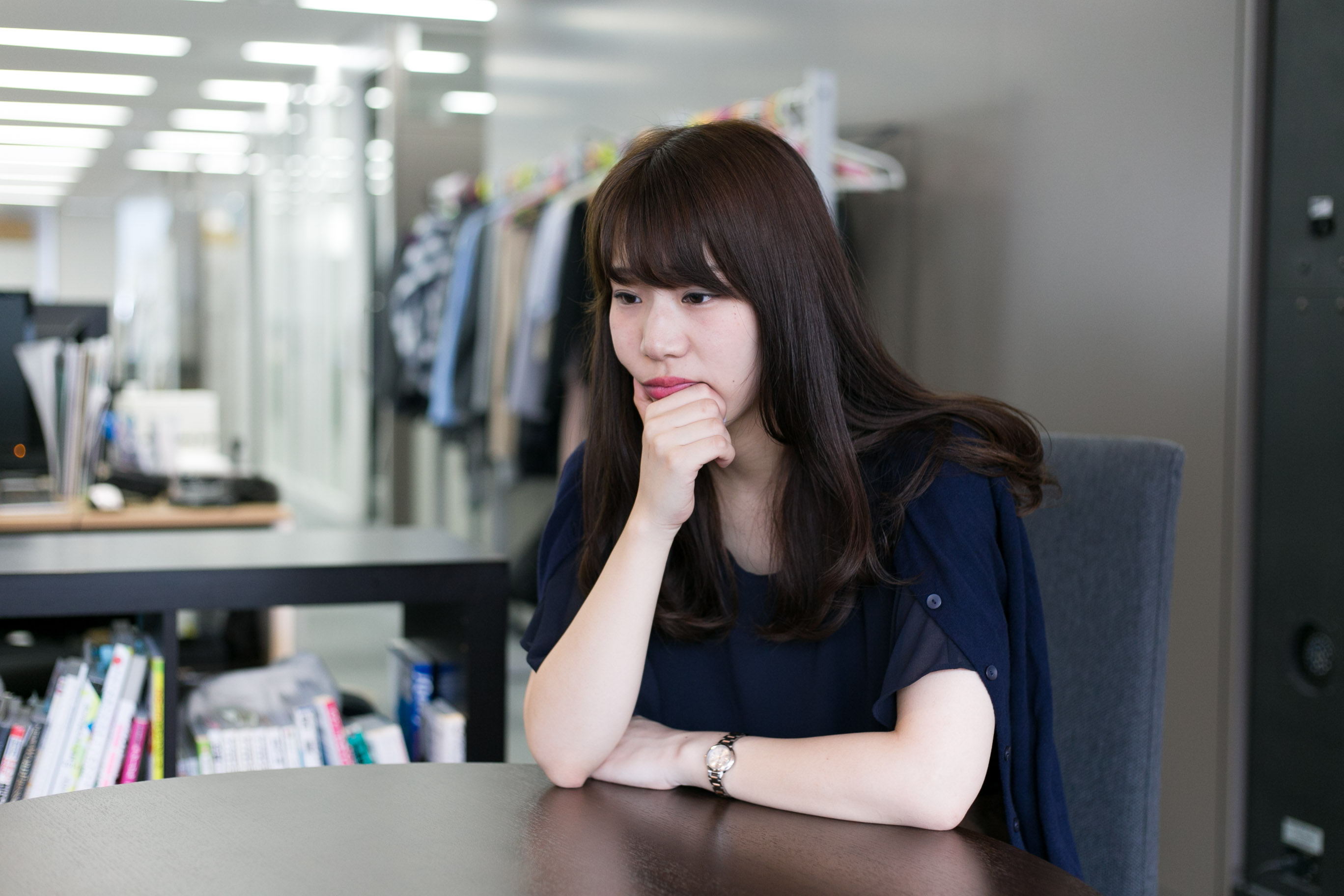 悩むなつみ