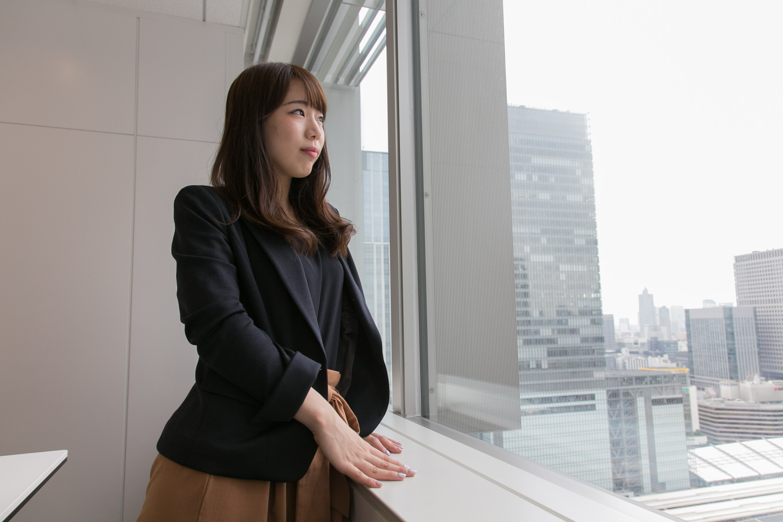 遠くを見つめるなつみ