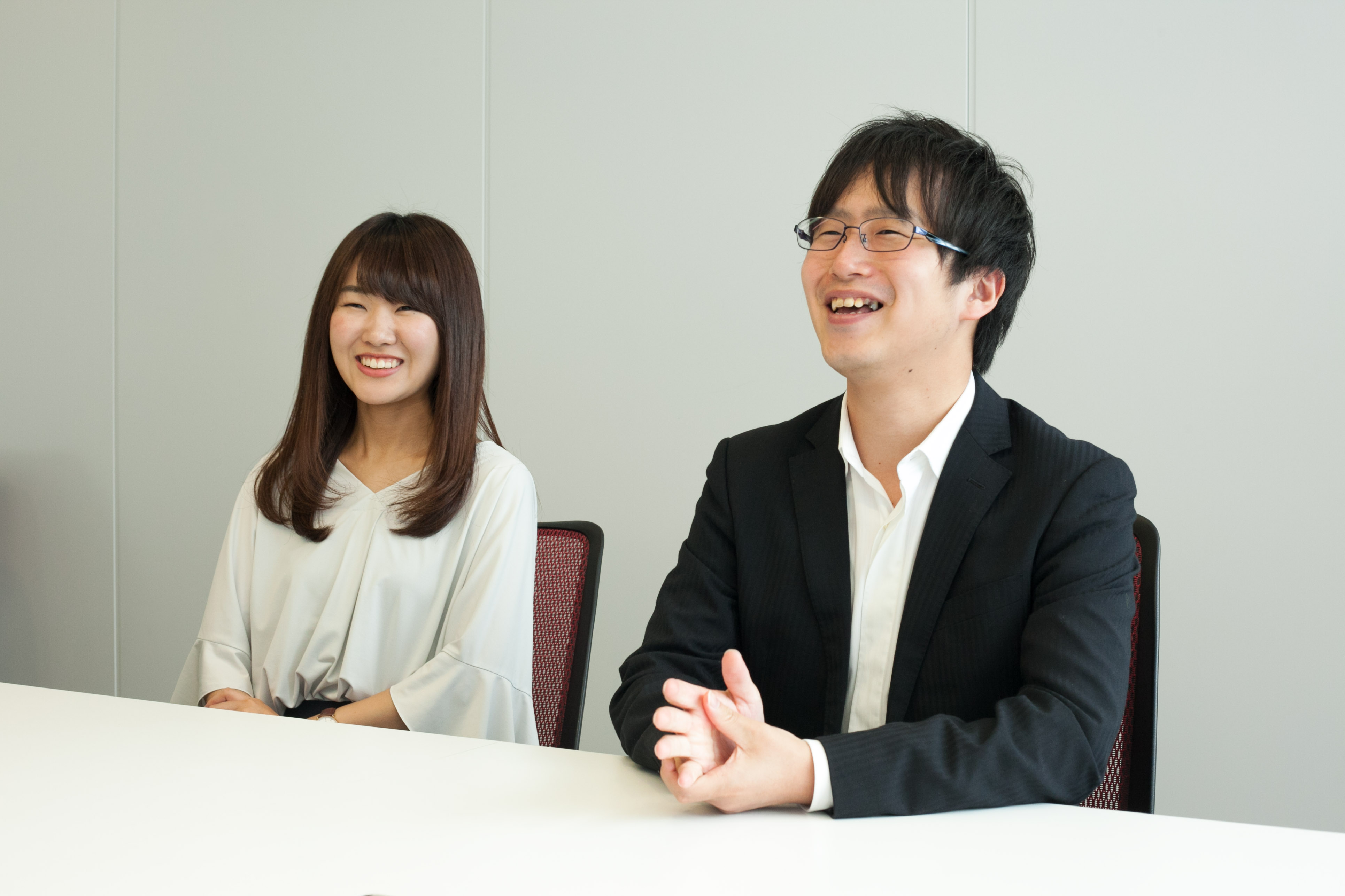 笑顔のBFT社員佐藤さんと福田さん