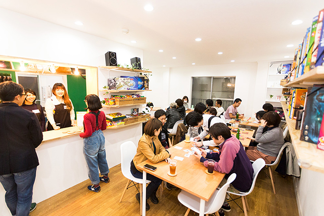 客でいっぱいのボードゲームカフェ「ロンドン」