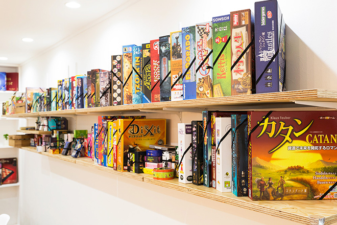 棚に並んだ数々のボードゲーム