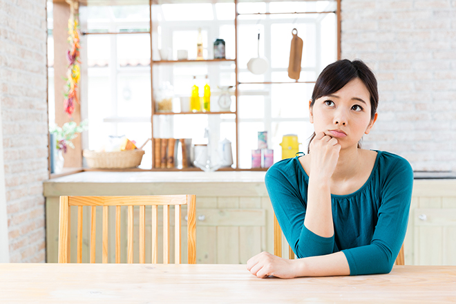 考える女性