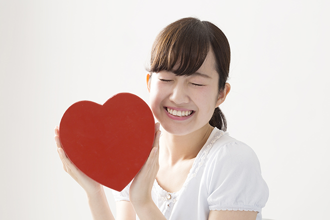 ハートを持つ女性