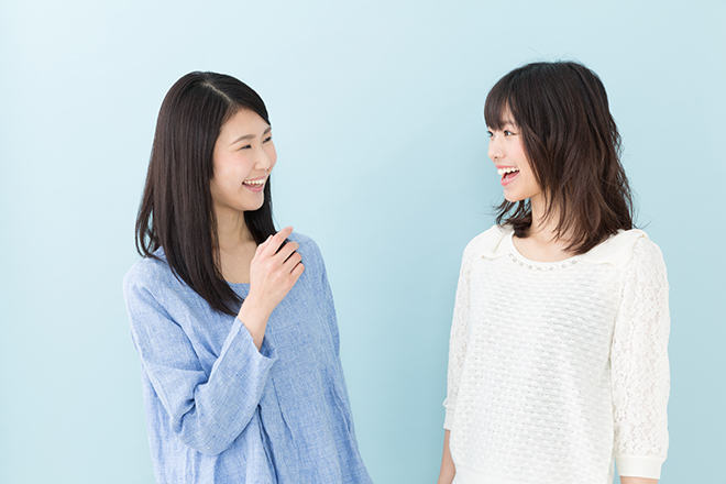 話す女性