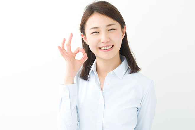 OKマークをつくる女性