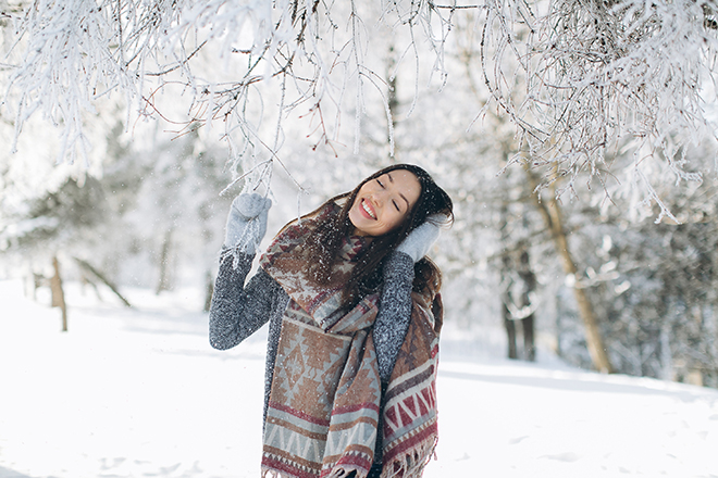 雪と女性
