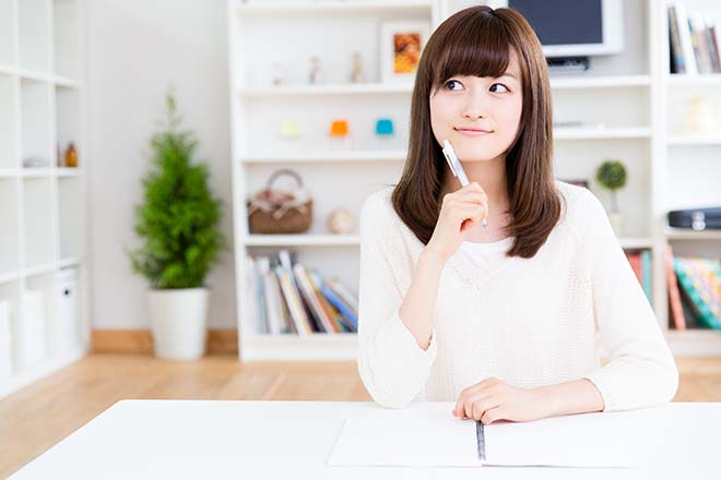考える女性