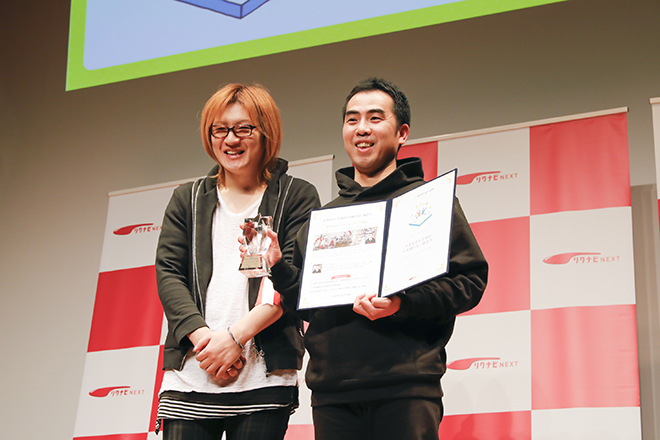 パプアニューギニア海産工場長の武藤氏と審査員の若新氏