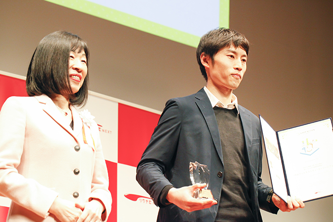 左:審査員のアキレス氏 右:渋谷ウェルネスシティ・コンソーシアムの平井氏