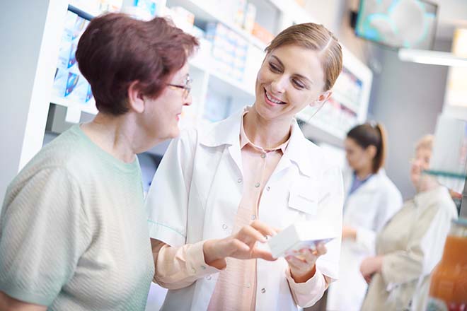 薬局で薬を買う女性