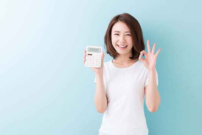 電卓を持つ女性