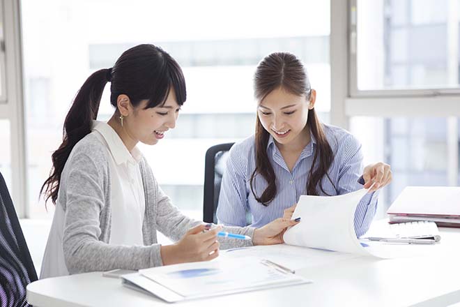 後輩に仕事を教える先輩