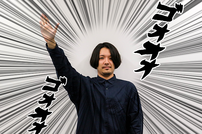 手をあげる内藤
