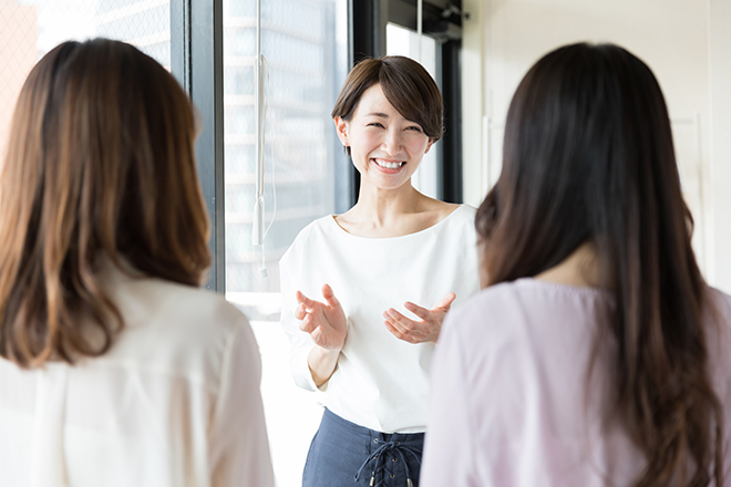 会話をするOL