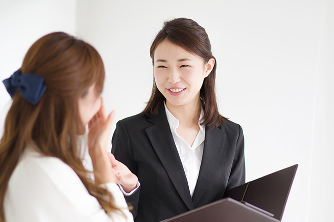 会話するOL
