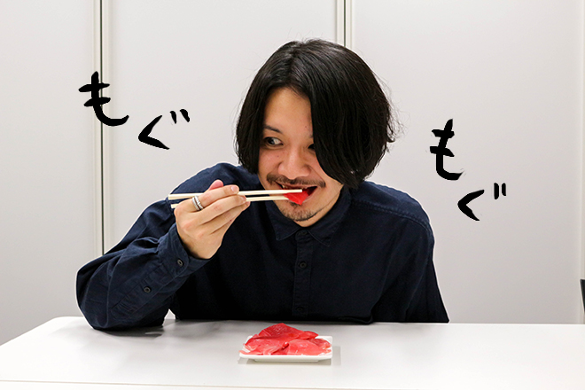 無心でマグロを食べる内藤2