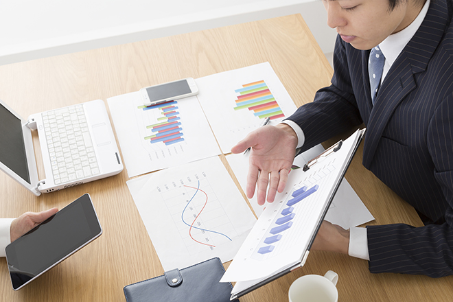 保険営業をする男性