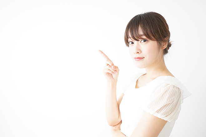 人差し指を立てる女性