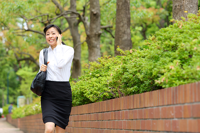 走る女性