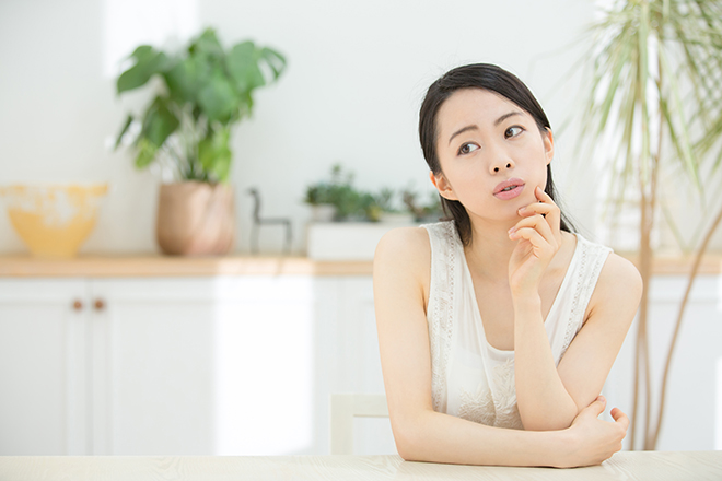 悩む女性