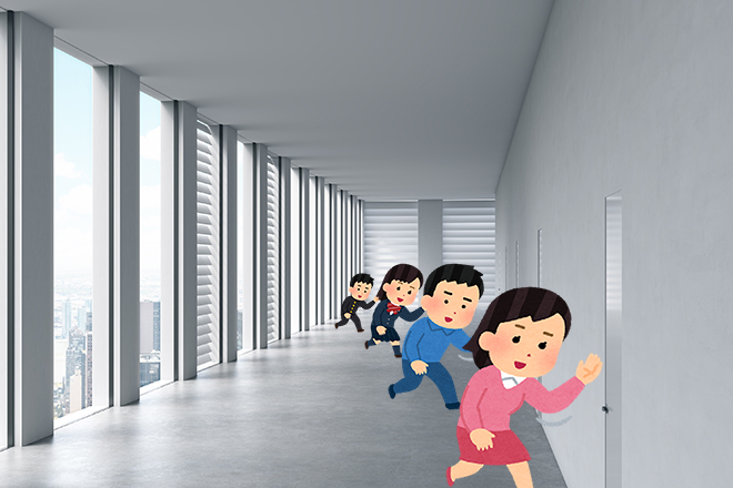 試験会場に入る人々