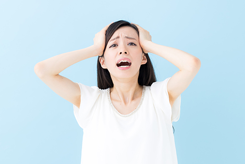 頭を抱える女性