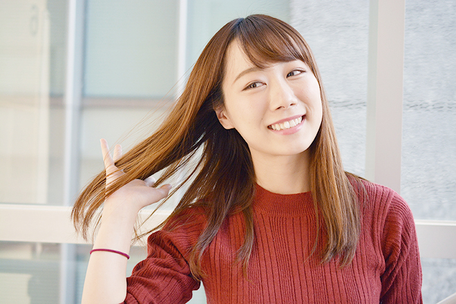 髪をさらさらする美人事