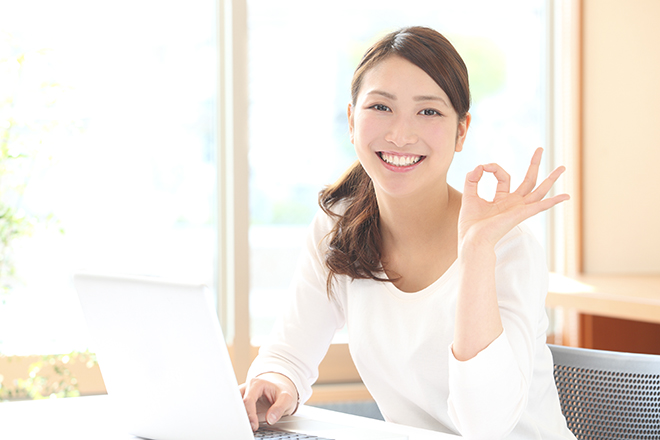 笑顔でOKする女性