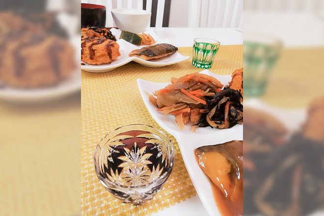 食卓と切子グラス