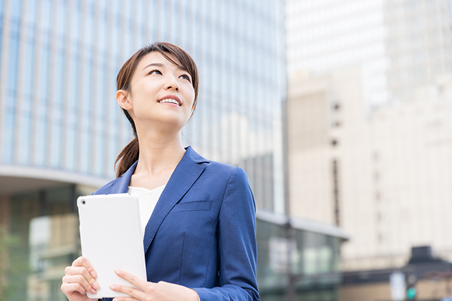 空を見上げる女性
