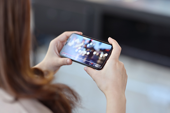 スマートフォンで動画を見る人