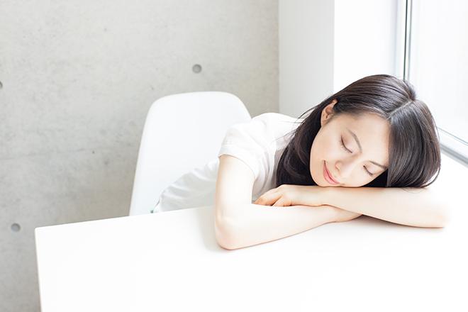 仮眠をとる女性