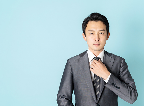 ネクタイを締め直す男性