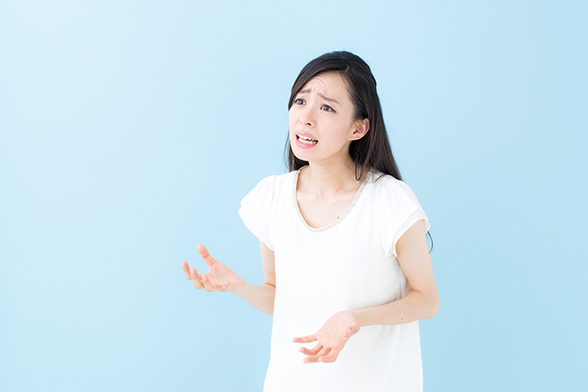 叫ぶ女性