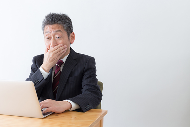 驚く中年男性