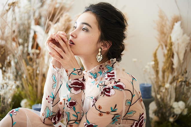 ドレス姿の女性