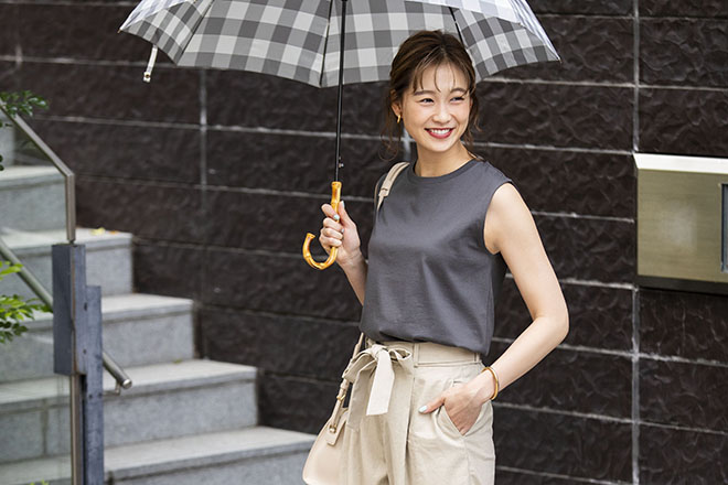 笑顔で傘をさす女性
