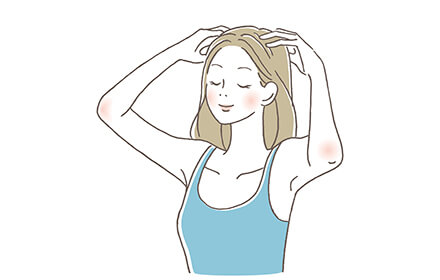 頭皮を揉む女性