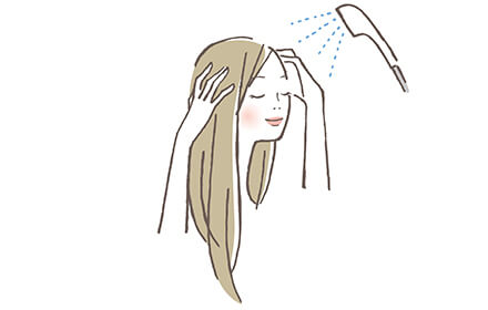 シャンプーを流す女性