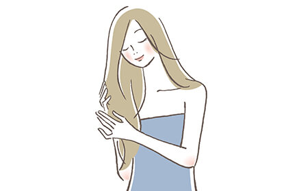 トリートメントをつける女性