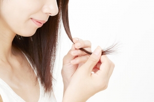 切れ毛がひどい…原因と対策、予防に効果的なヘアケアアイテムをご紹介